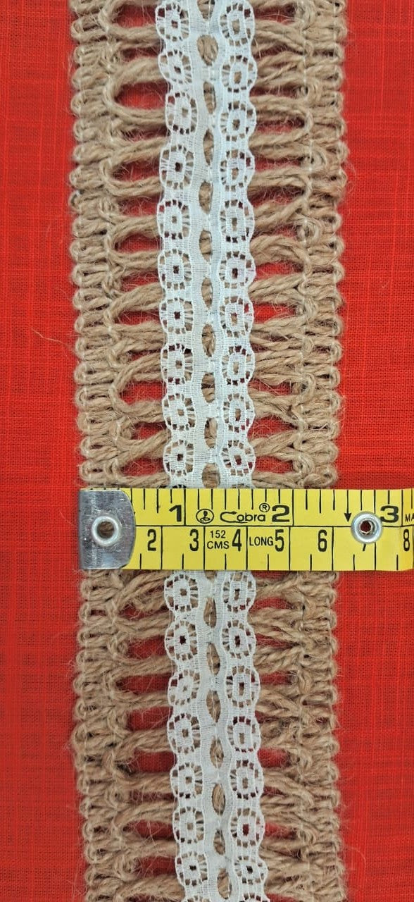 Rustic Jute Lace Trim with White Nylon Floral Center – 6.5 cm Wide Natural Burlap & Lace Ribbon – Eco-Friendly Trim for DIY Crafts, Wedding Décor, Gift Wrapping & Table Styling