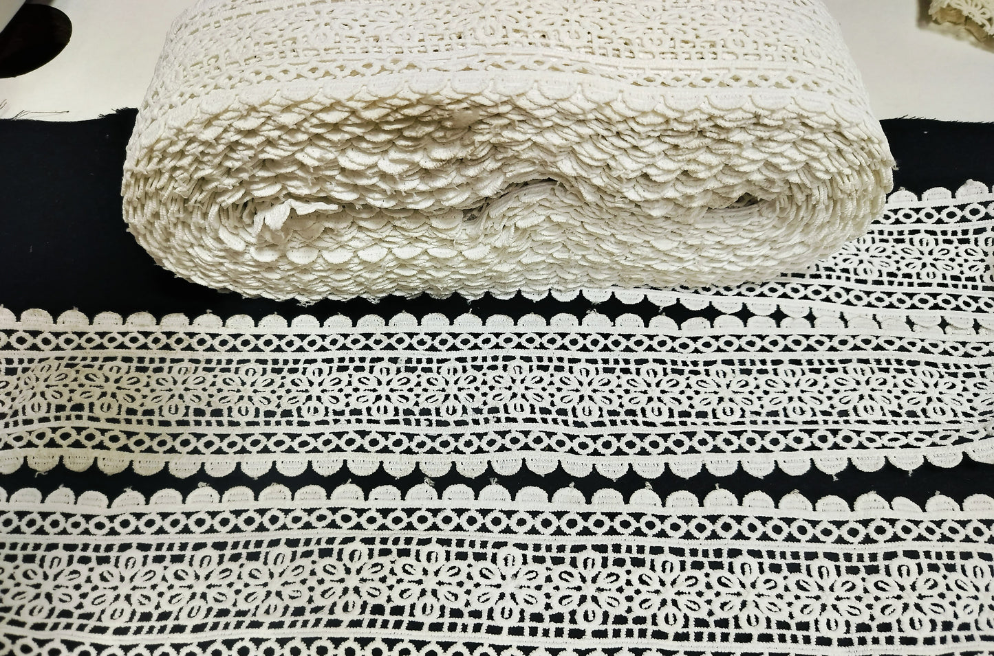 Geometric Floral GPO Polyester Lace Trim – 7 cm Wide Decorative Lace with Scalloped Edges for Sewing, Crafts & Décor (White