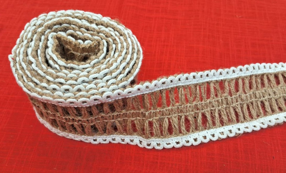 Rustic Jute Lace Trim with White Cotton Crochet Edging – 6.5 cm Wide Natural Burlap Ribbon for Crafts, Gift Wrapping, Wedding & Home Décor