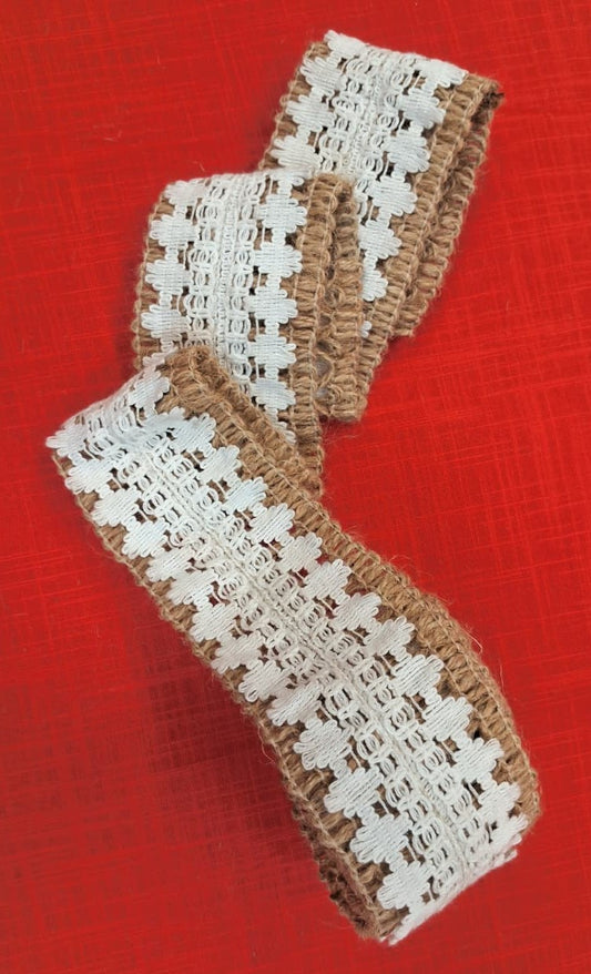 Rustic Jute Lace Trim – 6 cm Wide | Natural Burlap Ribbon with White Crochet Center – Vintage Style Ribbon for Crafts, Wedding Decorations & DIY Projects