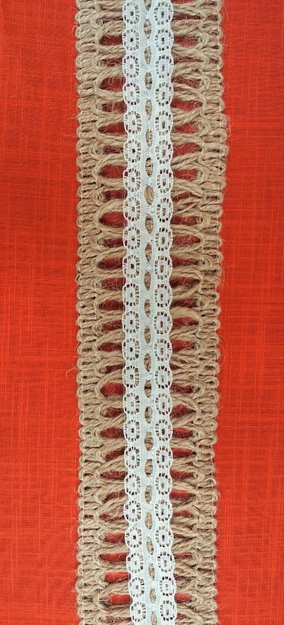 Rustic Jute Lace Trim with White Nylon Floral Center – 6.5 cm Wide Natural Burlap & Lace Ribbon – Eco-Friendly Trim for DIY Crafts, Wedding Décor, Gift Wrapping & Table Styling