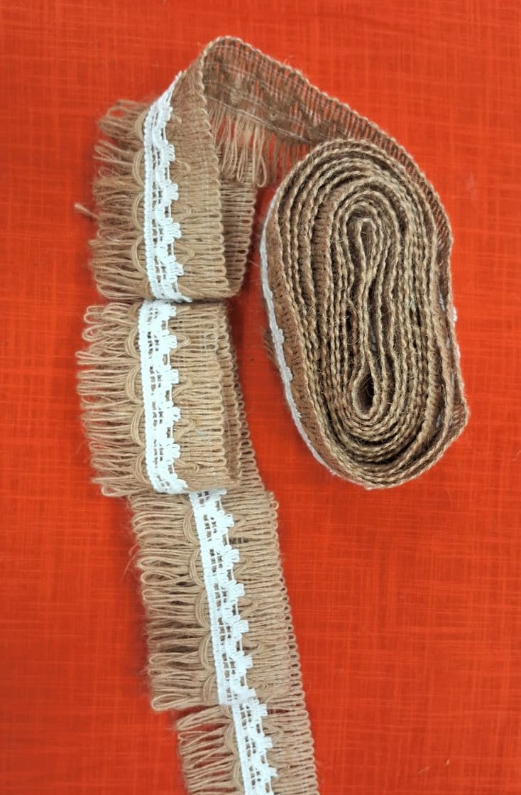 Rustic Jute Fringe Lace Trim with White Crochet Center – 6.5 cm Wide Natural Burlap Ribbon – Decorative Fringe Lace for DIY Crafts, Rustic Wedding Décor & Gift Wrapping