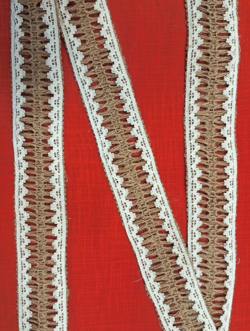 Rustic Jute Lace Trim with Dual White Cotton Crochet Edging – 6.5 cm Wide Decorative Burlap Ribbon for Crafts, Gift Wrapping, DIY & Wedding Decor