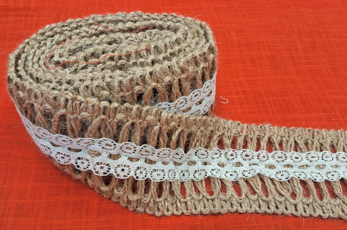 Rustic Jute Lace Trim with White Nylon Floral Center – 6.5 cm Wide Natural Burlap & Lace Ribbon – Eco-Friendly Trim for DIY Crafts, Wedding Décor, Gift Wrapping & Table Styling