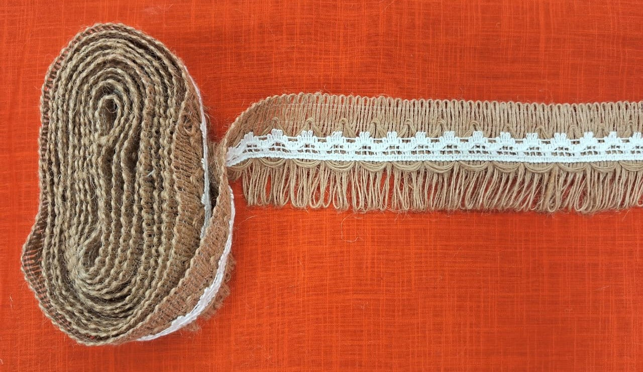Rustic Jute Fringe Lace Trim with White Crochet Center – 6.5 cm Wide Natural Burlap Ribbon – Decorative Fringe Lace for DIY Crafts, Rustic Wedding Décor & Gift Wrapping