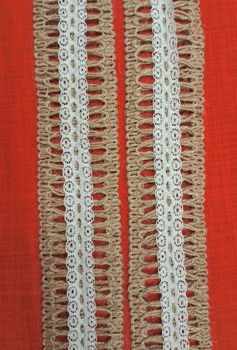 Rustic Jute Lace Trim with White Nylon Floral Center – 6.5 cm Wide Natural Burlap & Lace Ribbon – Eco-Friendly Trim for DIY Crafts, Wedding Décor, Gift Wrapping & Table Styling