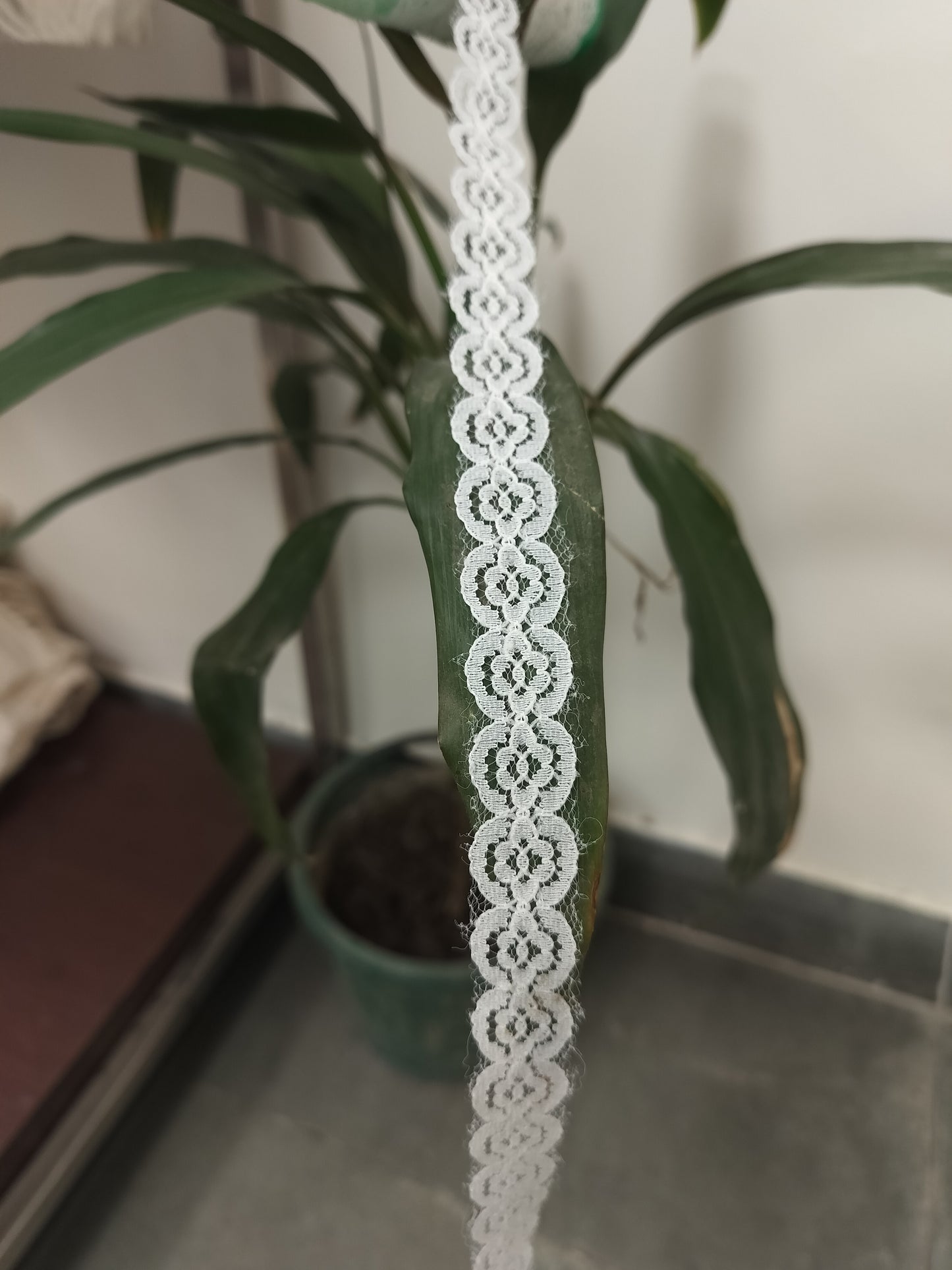 White Nylon Daisy Chain Lace Trim – Floral Motif Embroidery, 2 cm Wide, for Sewing, Crafts, Dresses, and DIY Decoration