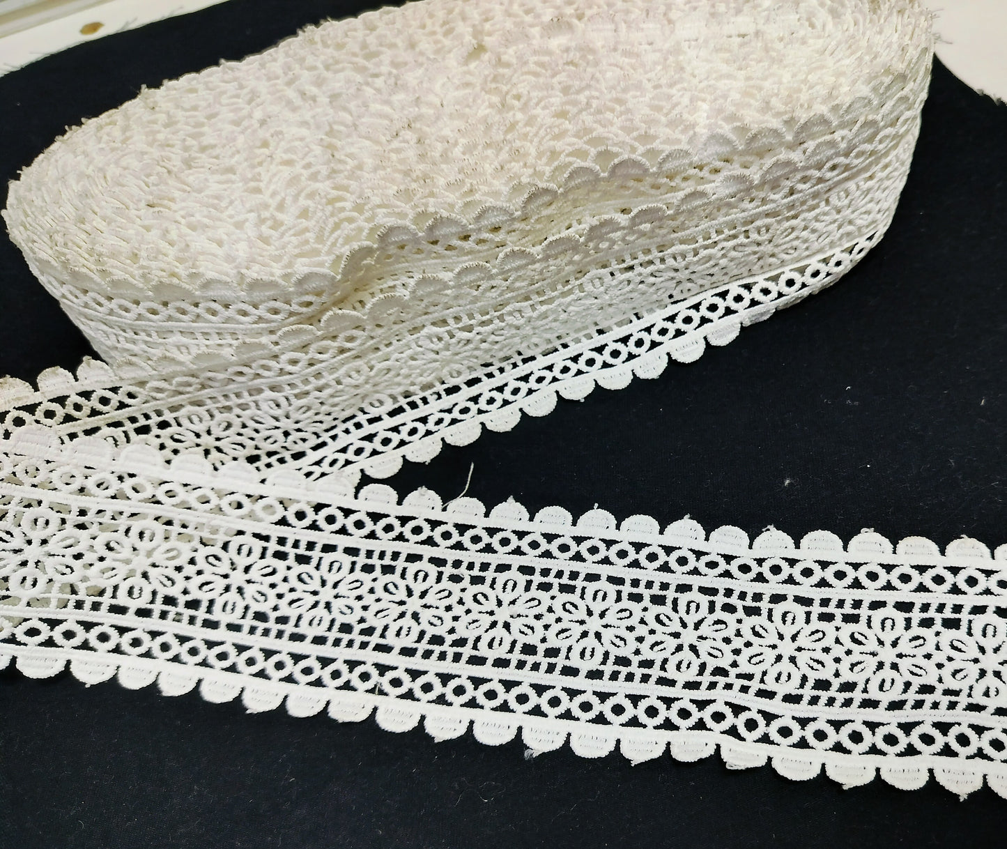 Geometric Floral GPO Polyester Lace Trim – 7 cm Wide Decorative Lace with Scalloped Edges for Sewing, Crafts & Décor (White